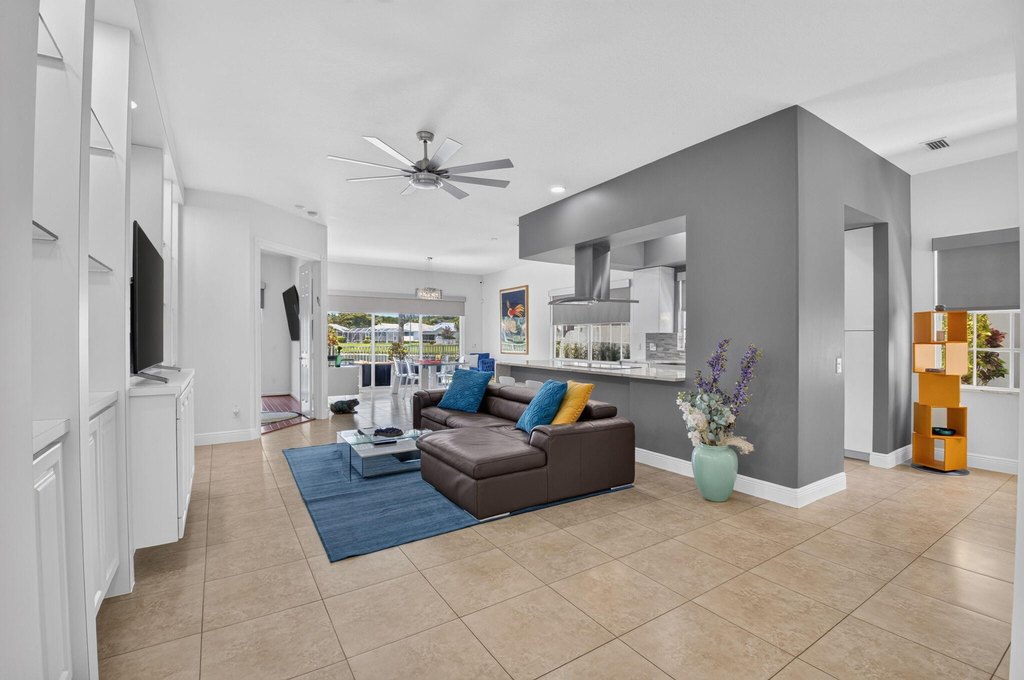Photo 8 — 4690 Hammock Cir, Delray Beach, FL 33445