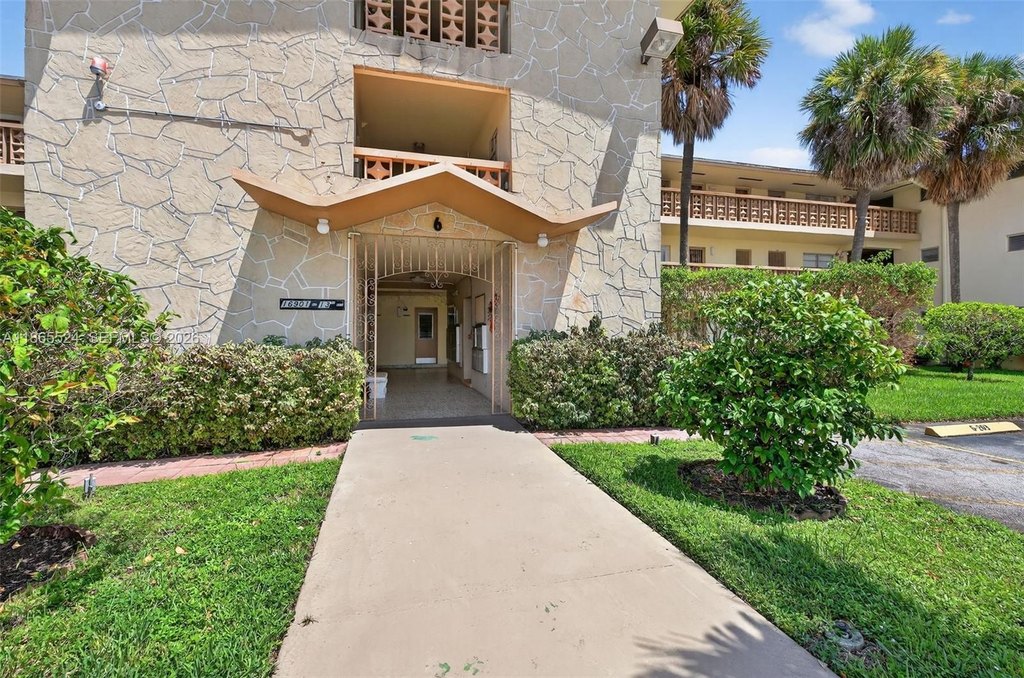 Photo 3 — 16901 NE 13th Ave Apt 210, Miami, FL 33162